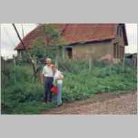 083-1012  Die Geschwister Bernhard und Ursula Klein im Jahre 1993 neben dem Schulhaus in Richau.jpg